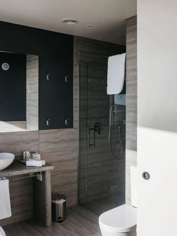 Modernes Badezimmer mit eleganter Dusche und Waschbecken