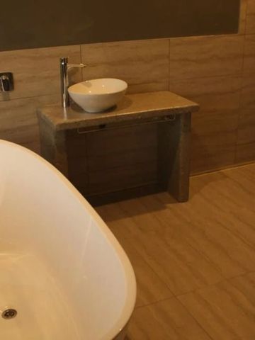 Luxuriöses Badezimmer mit großer Badewanne und schlichter Gestaltung