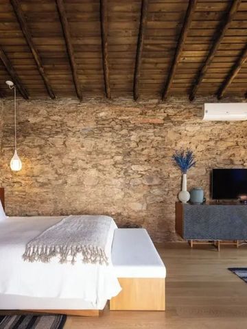Gemütliches Zimmer mit Steinwänden und stilvoller Einrichtung