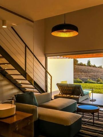 Elegantes Wohnzimmer mit modernem Design und Blick auf den Garten