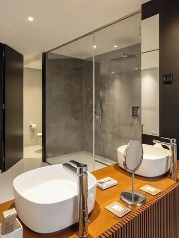 Modernes Badezimmer mit Doppelwaschbecken und großer Dusche