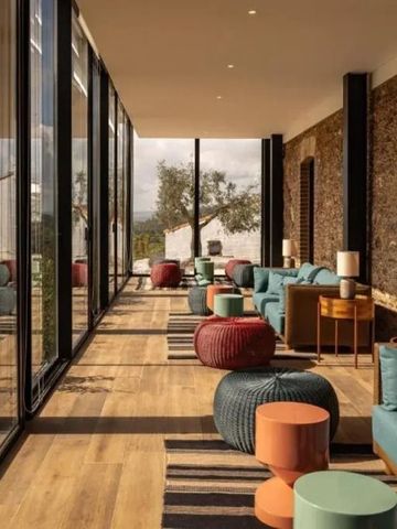 Loungebereich mit Panoramafenstern und bunter Einrichtung