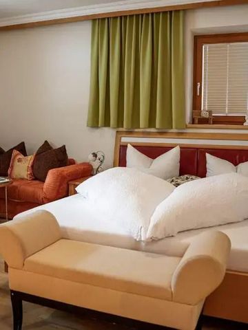 Gemütliches Hotelzimmer mit Doppelbett und Sitzecke