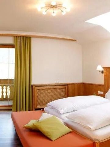 Helles Zimmer mit Balkon und Dachschräge