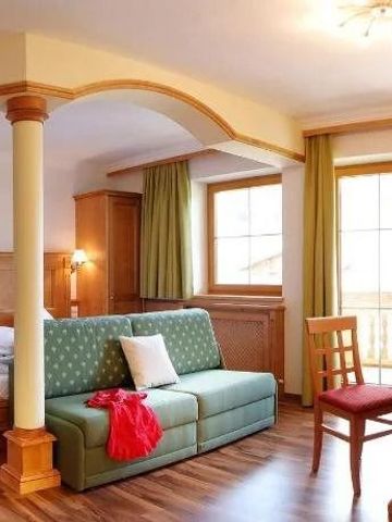 Suite mit Schlaf- und Wohnbereich und Balkonzugang