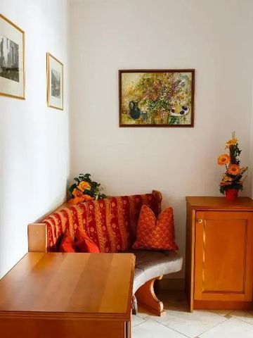 Gemütliche Ecke mit rotem Sofa und Blumendekoration