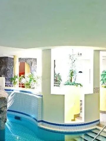 Innenraum-Pool mit natürlichem Licht im Spa-Bereich