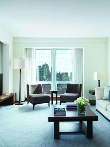 Helles Wohnzimmer mit Panoramafenster und moderner Einrichtung