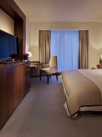 Geräumiges Doppelzimmer in warmen Neutralfarben