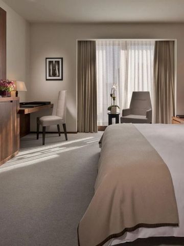 Elegantes Schlafzimmer mit Schreibtisch und stilvoller Beleuchtung