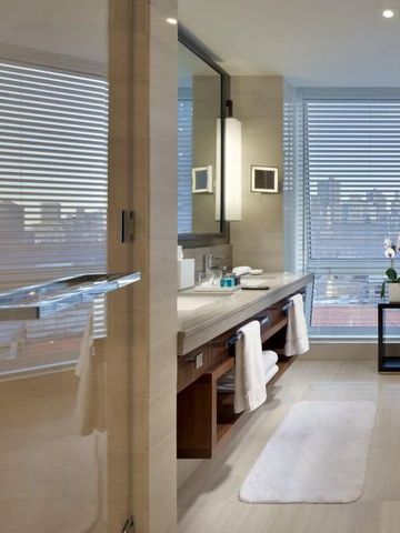 Geräumiges Badezimmer mit Stadtblick und luxuriösen Annehmlichkeiten.