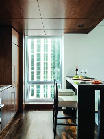 Moderne Küche in einem Hotelzimmer mit Blick durch große Fenster.