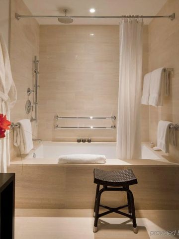 Elegantes Badezimmer mit Badewanne und heller Inneneinrichtung im Langham New York.