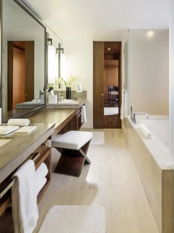 Großes Badezimmer mit Doppelwaschbecken und Badewanne, modern und hell gestaltet.