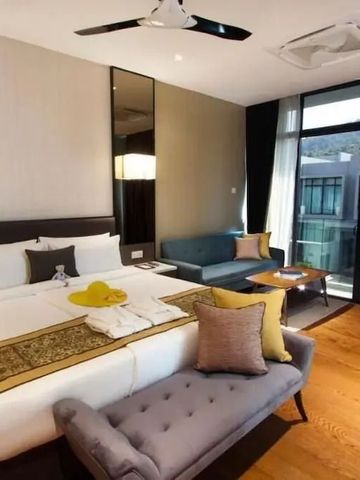 Geräumiges Schlafzimmer mit großem Bett und Sofa, viel Tageslicht