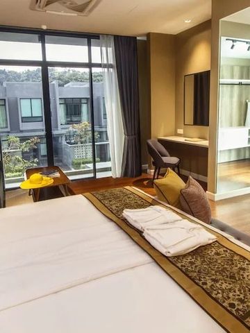 Schlafzimmer mit Zugang zum Badezimmer, moderne Einrichtung