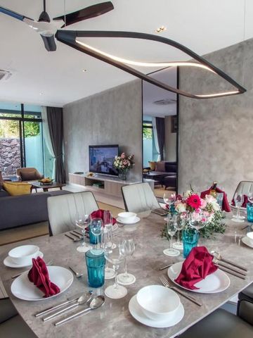 Elegantes Wohnzimmer und Essbereich einer Suite mit moderner Dekoration