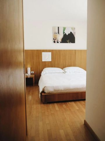 Gemütliches Hotelzimmer mit Holzboden und Kunst an der Wand.