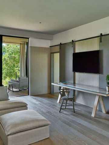 Elegantes Wohnzimmer in einer Suite mit Bergblick im Hintergrund