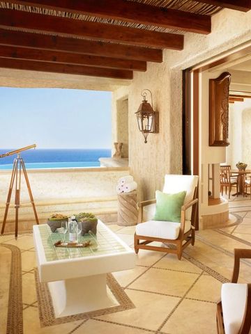 Geräumige Terrasse mit Meerblick und gemütlicher Sitzgelegenheiten im Freien.