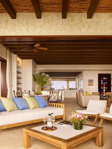 Weiträumiges Wohnzimmer mit eleganter Möblierung und offener Gestaltung.