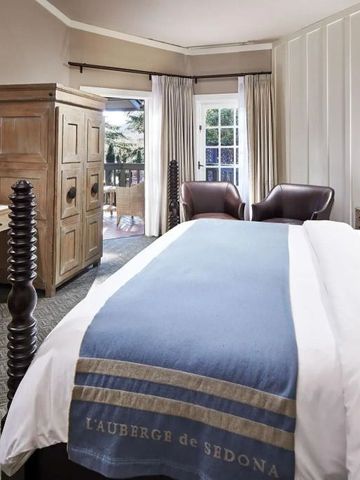 Geräumiges Schlafzimmer mit Kingsize-Bett und Balkonzugang