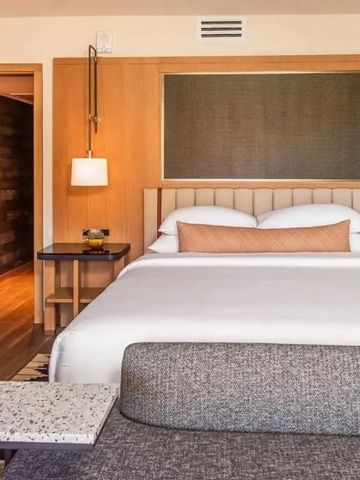 Modernes Hotelzimmer mit Doppelbett und Holzelementen
