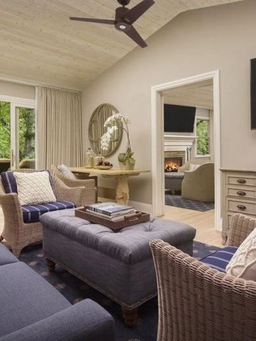 Wohnbereich mit eleganten Sofas und Blick ins Grüne