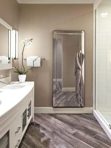 Modernes Badezimmer mit großem Spiegel und eleganter Dusche