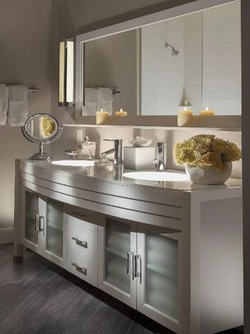 Schickes Badezimmer mit Doppelwaschbecken und angenehmer Beleuchtung durch Kerzen