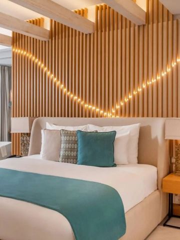 Luxuriöses Schlafzimmer mit Holzwanddekor und stimmungsvoller Beleuchtung