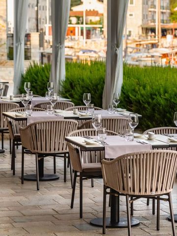 Elegante Restaurantterrasse mit Blick auf die Marina.