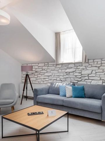 Gemütlicher Wohnbereich mit Designer-Sofa und stilvollem Interieur.