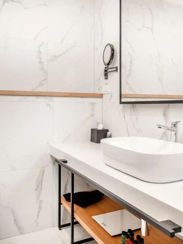 Modernes Badezimmer mit Marmorfliesen und elegantem Waschbecken