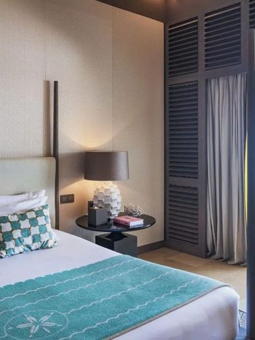 Hotelzimmer mit offenem Zugang zu einem Balkon mit Meerblick