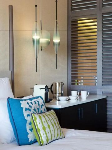 Detailaufnahme eines luxuriösen Hotelzimmers mit Designer-Lampen und Kaffeezubehör