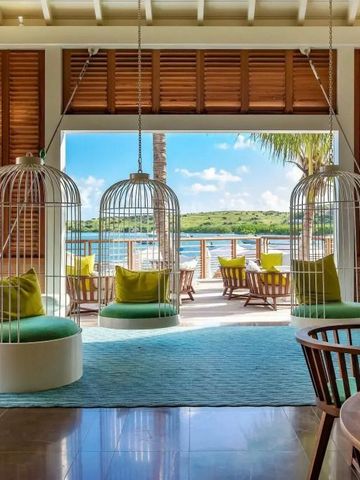 Lounge im Hotel mit hängenden Sitzen und Panoramablick auf Wasser und Natur