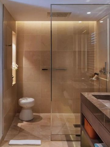 Luxuriöses Badezimmer im Hotel mit gläserner Duschkabine und hochwertiger Ausstattung