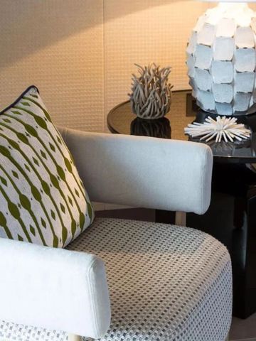 Detailaufnahme einer gemütlichen Sitzecke mit stilvollem Design