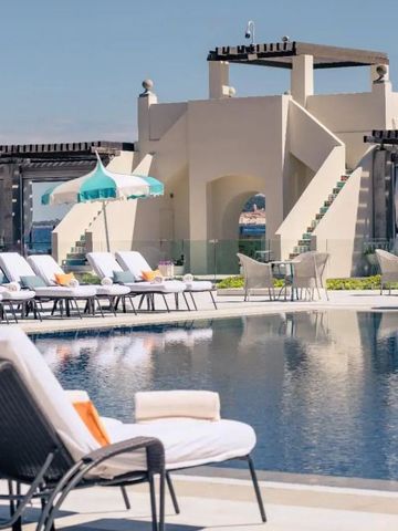 Luxus-Poolbereich mit Sonnenliegen und Pavillon