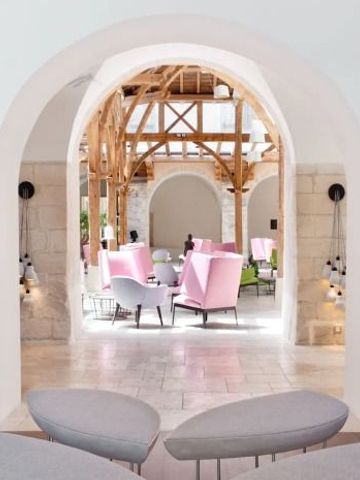 Stilvoller Innenbereich mit hellen, eleganten Sitzmöglichkeiten