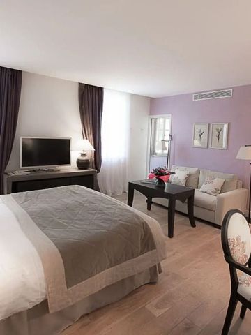 Geräumiges Hotelzimmer mit großem Bett und eleganter Einrichtung