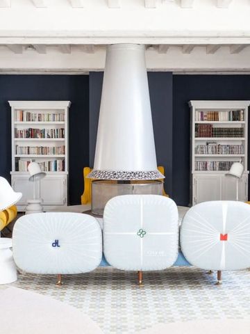 Elegante Lounge mit Kamin und stilvollen Sesseln