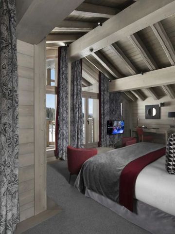 Geräumiges Hotelzimmer mit Alpenblick und moderner Einrichtung