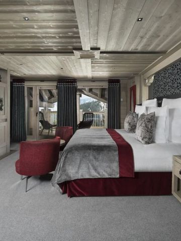 Gemütliches Hotelzimmer mit modernem Interieur und Balkon