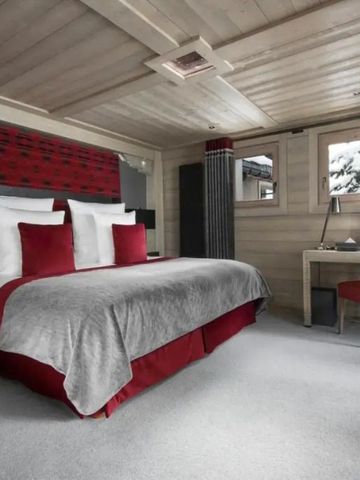 Modernes Hotelzimmer mit gemütlichem Ambiente und roten Akzenten