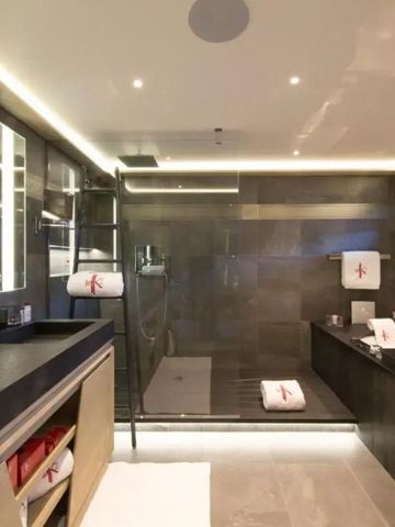 Modernes Badezimmer mit eleganten dunklen Fliesen und luxuriösen Annehmlichkeiten