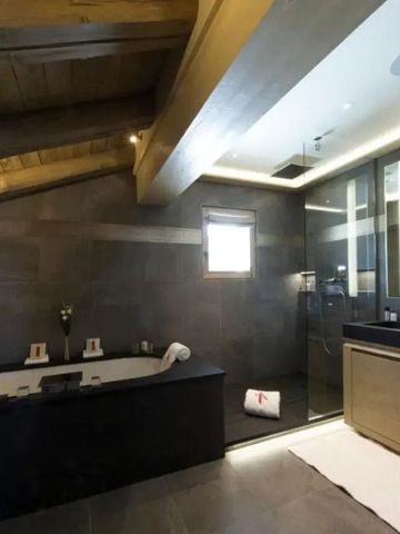 Elegantes Bad mit großer Badewanne und moderner Ausstattung