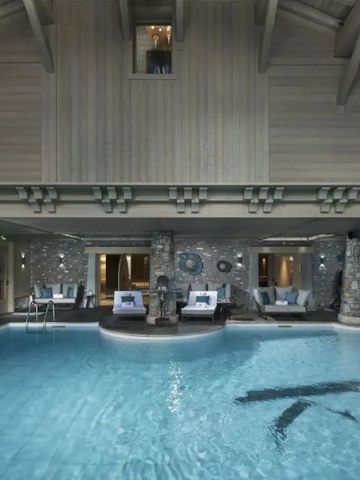 Elegantes Hallenbad mit stilvoller Steinarchitektur