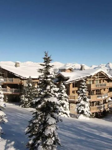 Verschneite Chalet-Gebäude mit Blick auf die Alpen